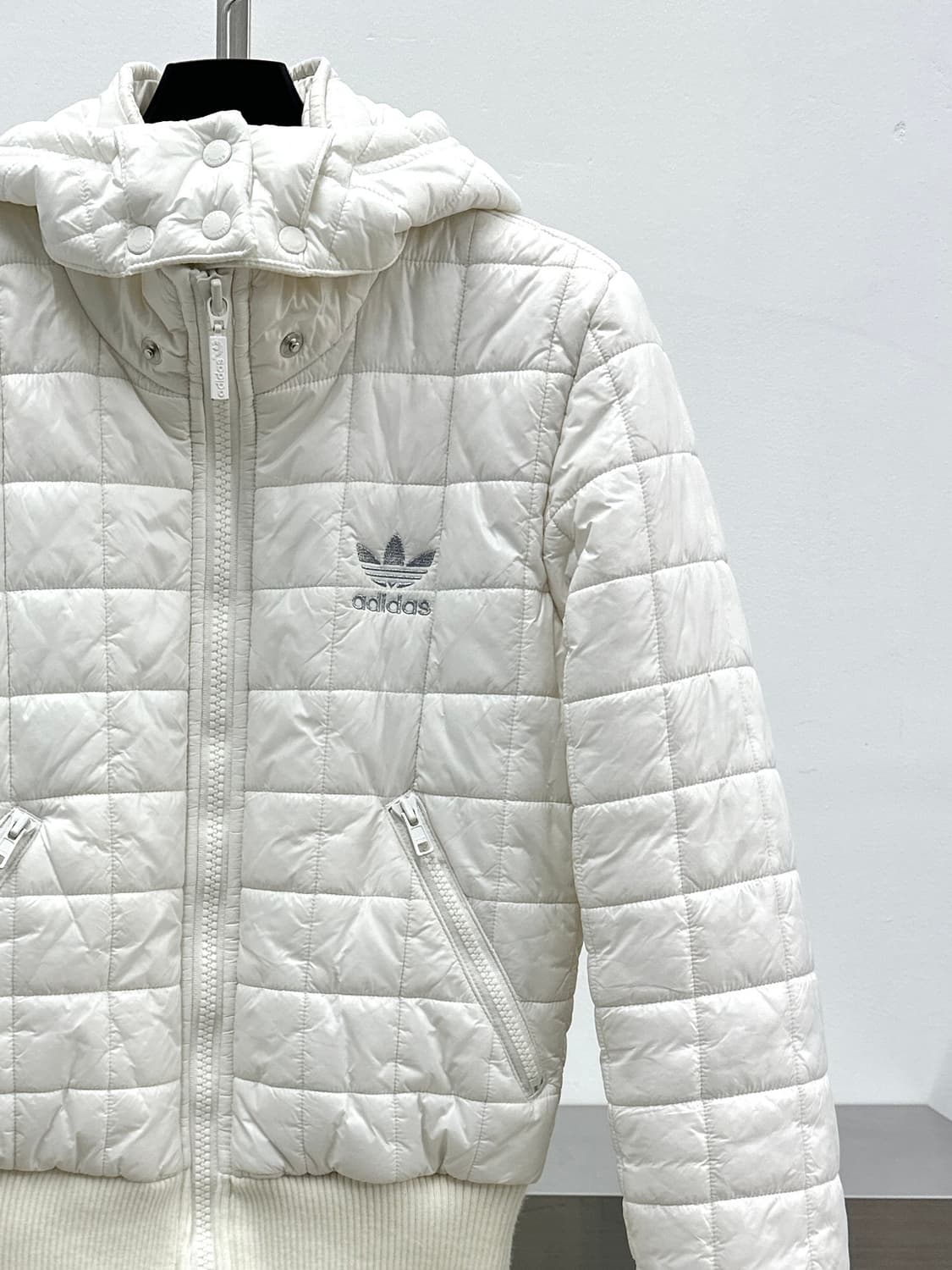 아디다스 화이트 스퀘어퀼팅 후드 점퍼 상품이미지3