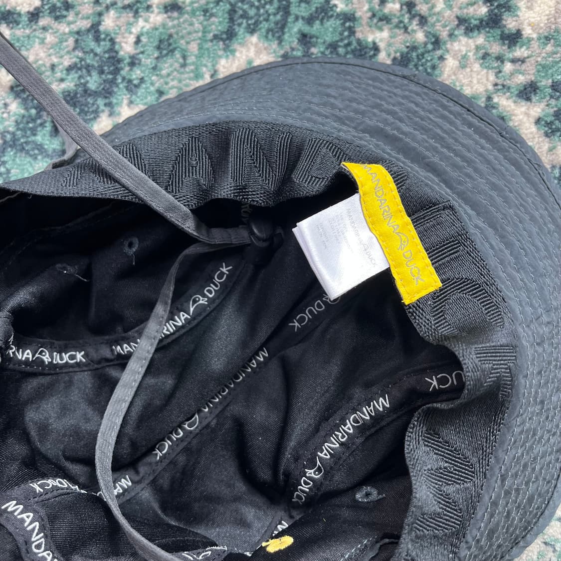 만다리나덕 메탈 로고 트레블 버킷햇 상품이미지5