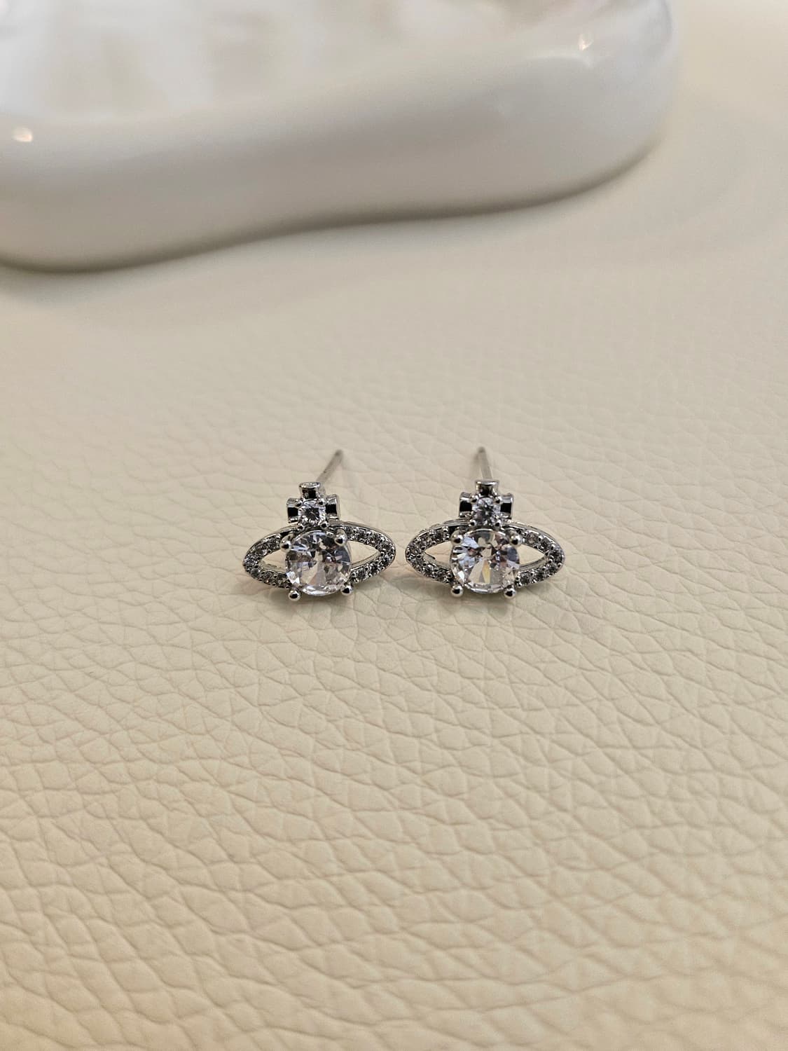 비비안웨스트우드 업사이클링 큐빅 미니 귀걸이 상품이미지1