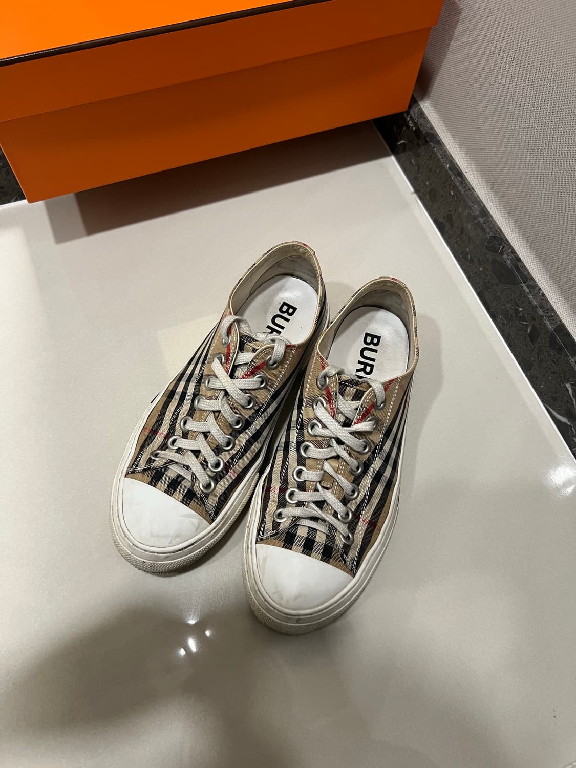 [40.5] 버버리 체크 스니커즈 상품이미지1