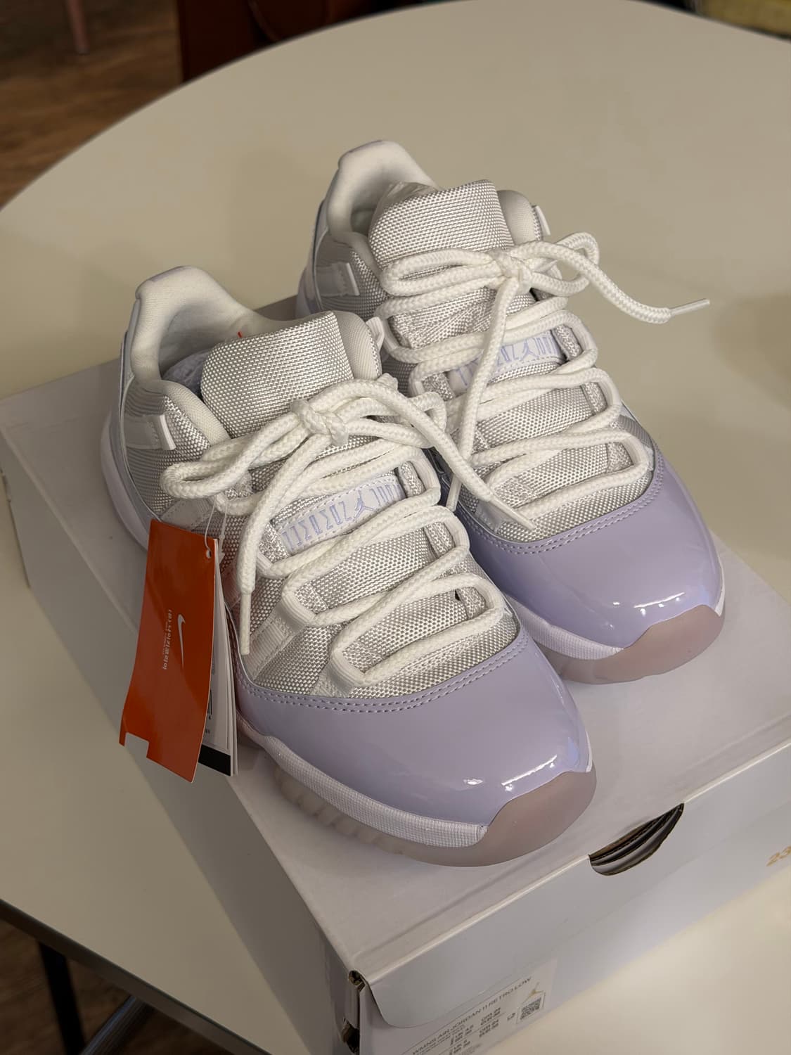 (W) 조던 11 레트로 로우 퓨어 바이올렛 상품이미지1