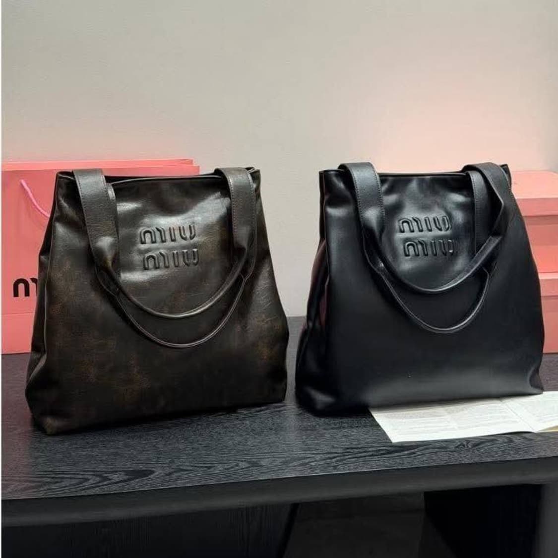 미우미우(Miu Miu) 엠보스드 로고 가죽 토트백 상품이미지9