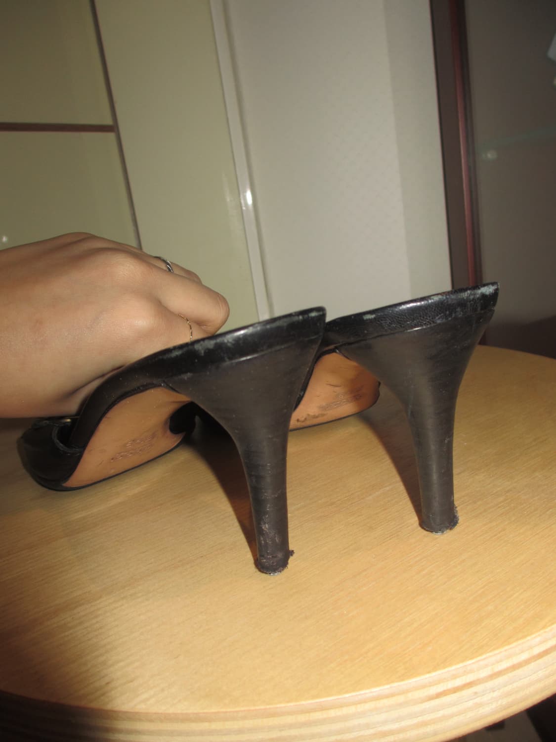 구찌 블랙 레더 체인 힐 슬리퍼 상품이미지2