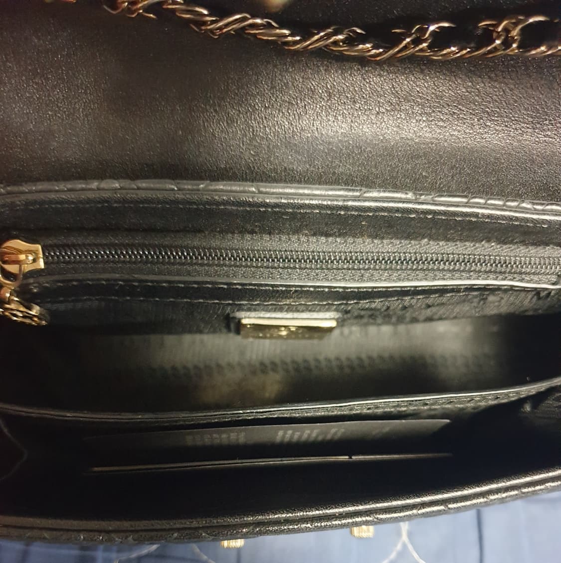 (희귀매물) 메트로시티 금장로고 뱀피 엠보 소가죽 체인 숄더백 블랙 상품이미지4