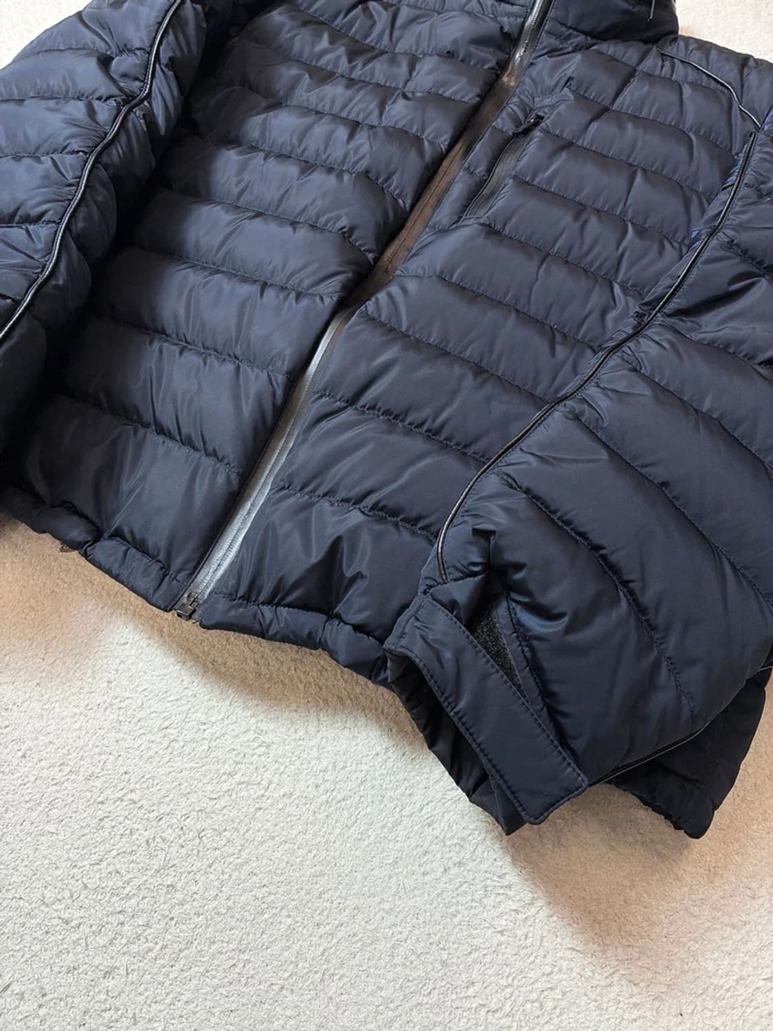 프라다 PRADA 삼각 플레이트 경량 구스다운 패딩 PN6799 상품이미지5