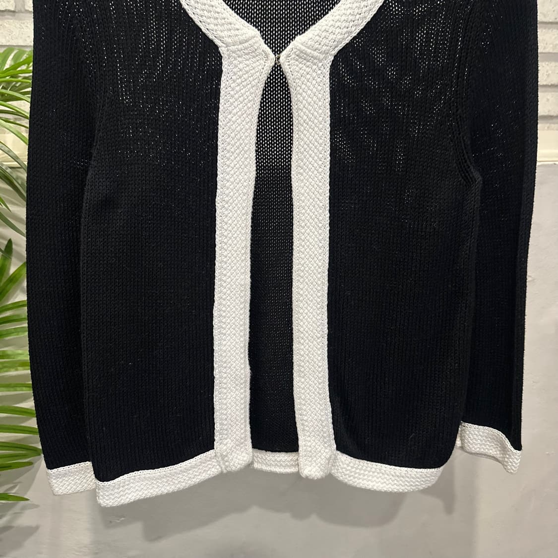 띠어리 럭스 오픈 프론트 배색 가디건 원버클 디테일 블랙 상품이미지5