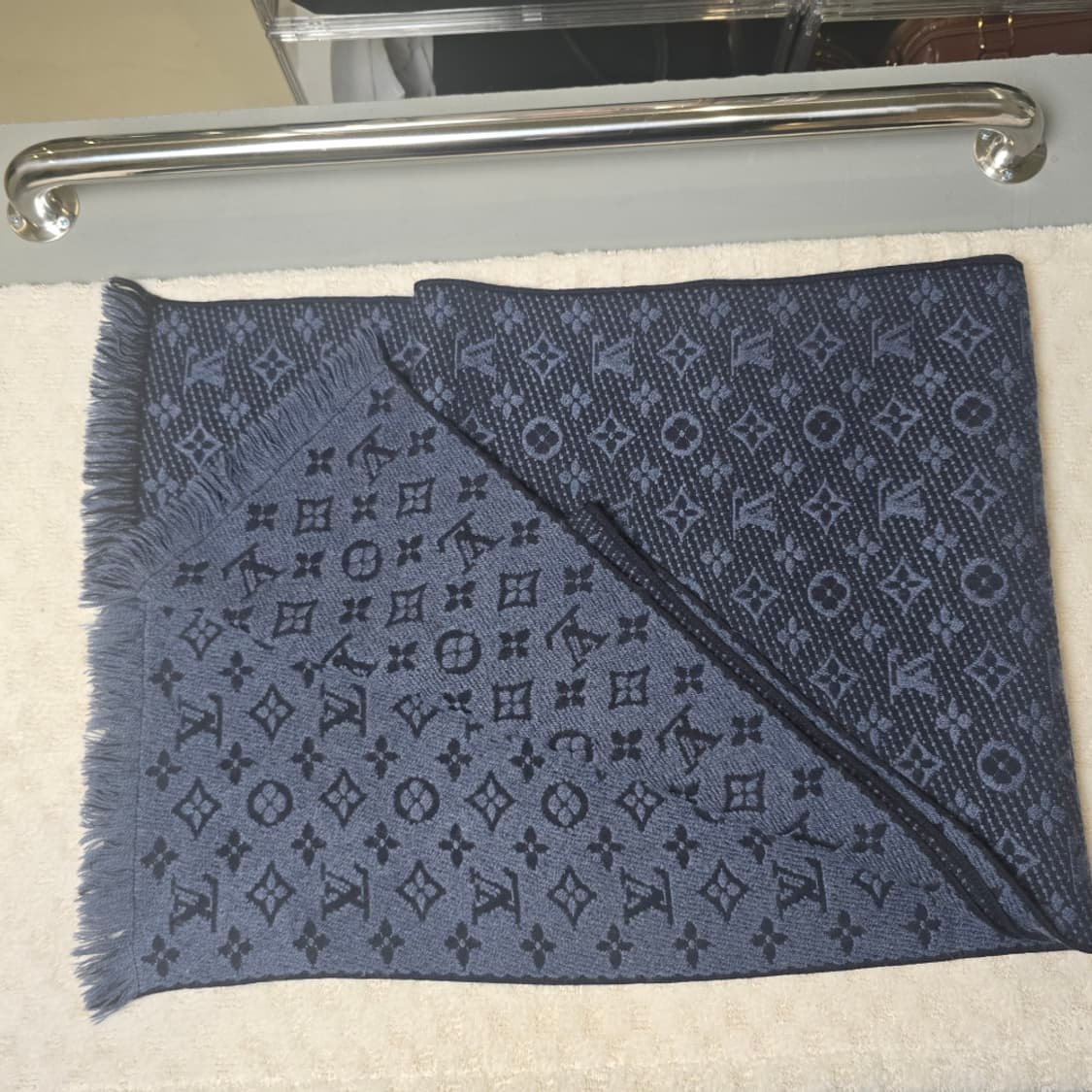 [중고/정품] 루이비통 모노그램 클래식 스카프 (네이비 블루) 상품이미지2