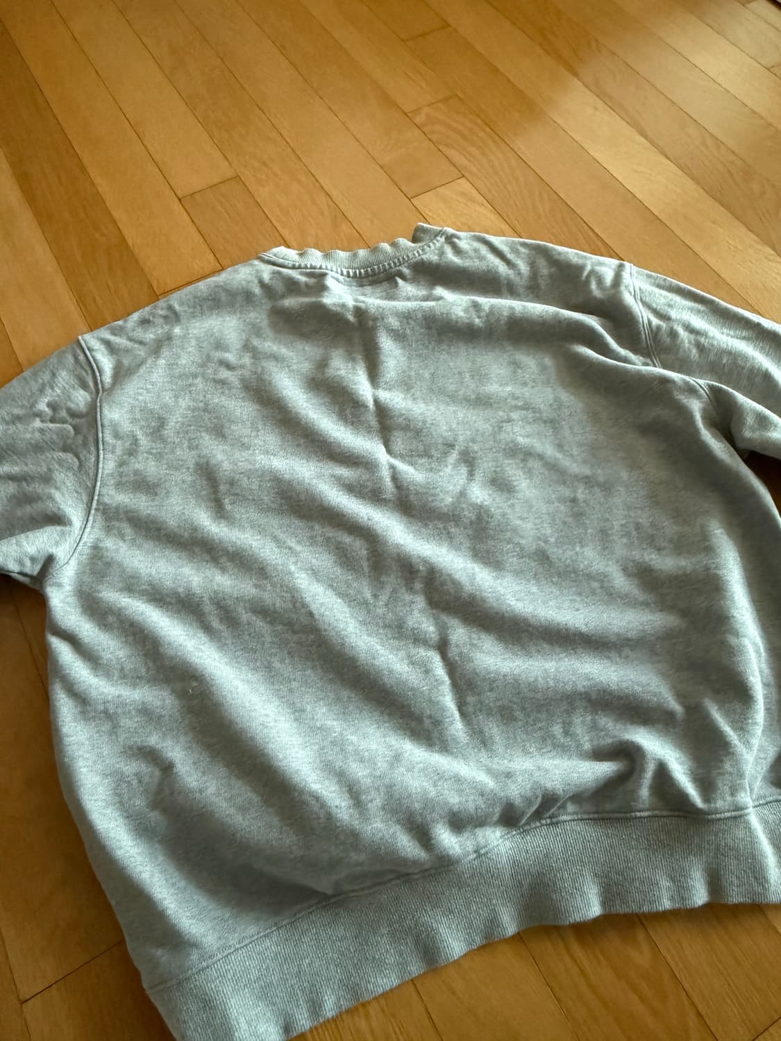 더뮤지엄비지터 회색 맨투맨 팝니다 상품이미지3