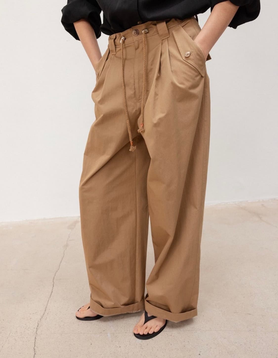 문달 Middle Strap Pants in Camel 상품이미지2