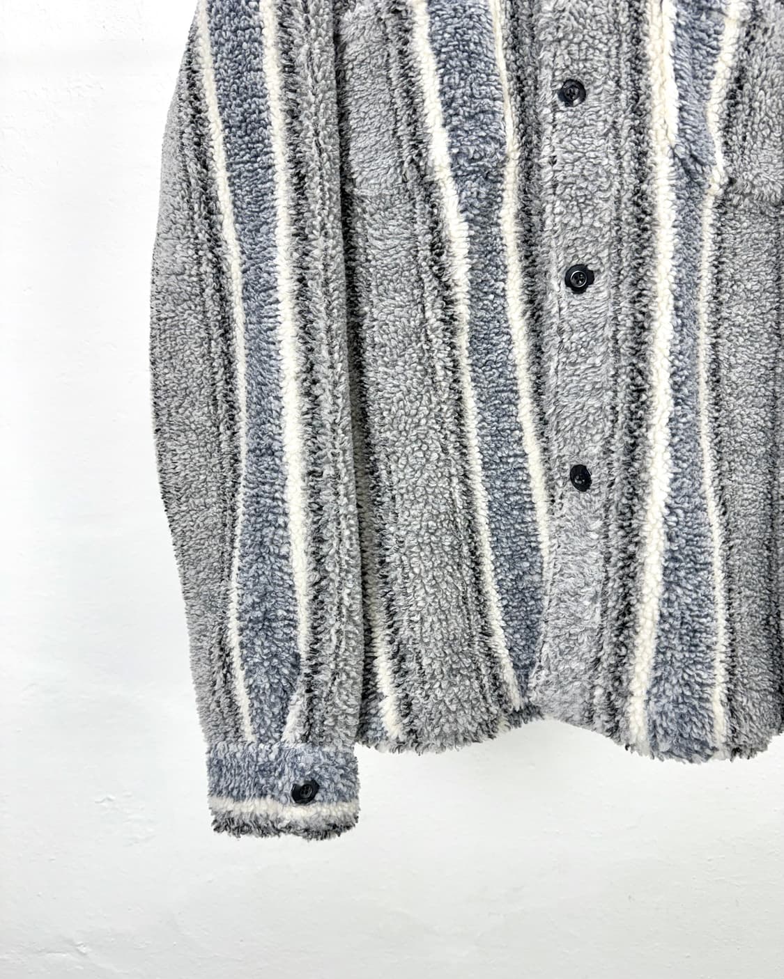 스투시 23fw 스트라이프 쉐르파 셔츠 차콜 상품이미지5