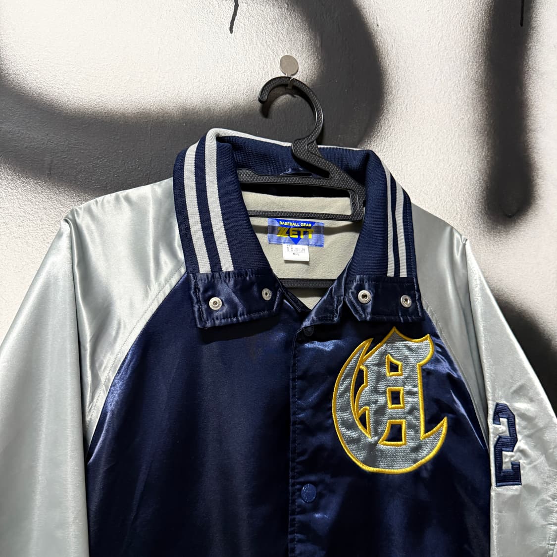Zett 올드스쿨 자수 디테일 배색 사틴 바시티 베이스볼 자켓 상품이미지3