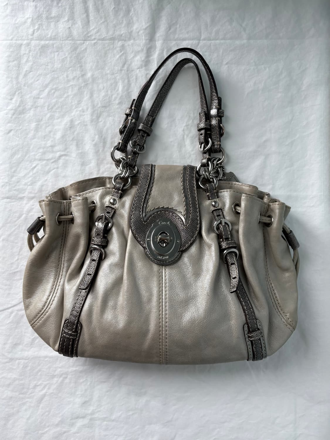 🎉오늘특가🎉Coach silver glitter hand bag 상품이미지3