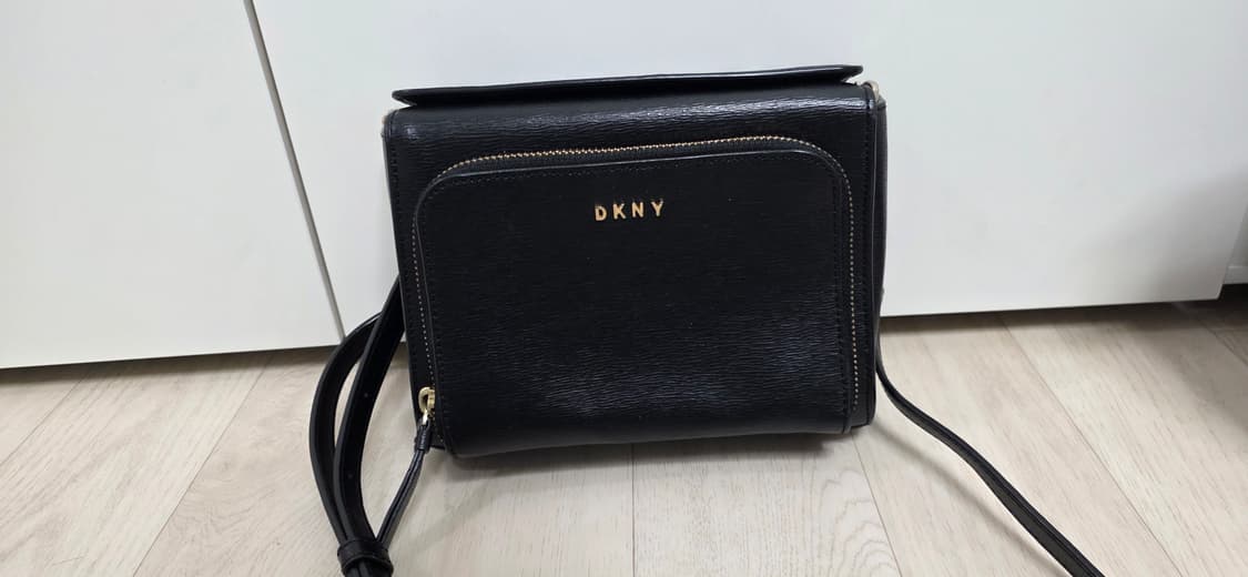 DKNY 블랙 크로스백 상품이미지1