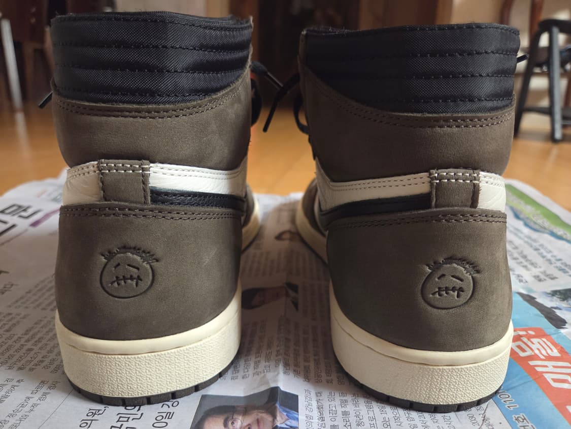 에어 조던 1 레트로 하이 OG 트래비스 스캇 상품이미지7