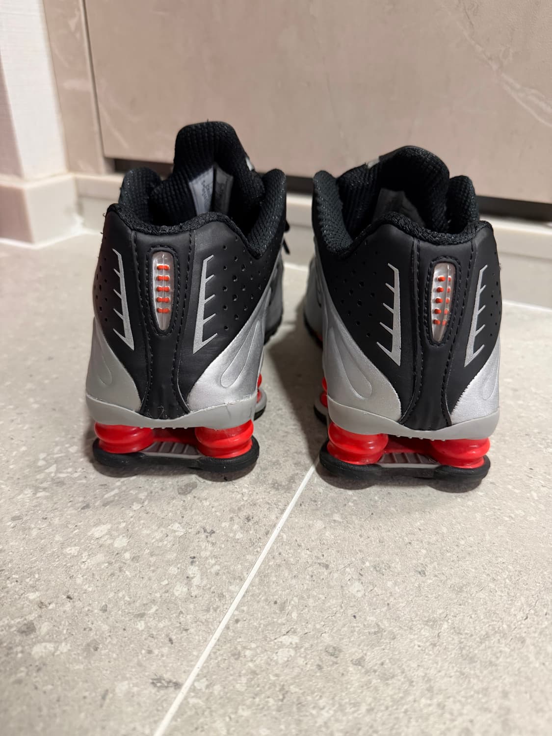 나이키 샥스 r4 메탈릭실버레드 240 상품이미지2