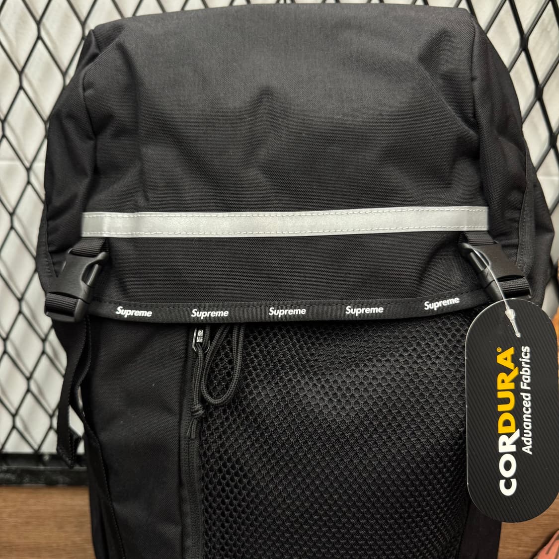 24F/W 슈프림 메쉬 백팩 전면 리플렉티브 디테일 블랙 상품이미지3