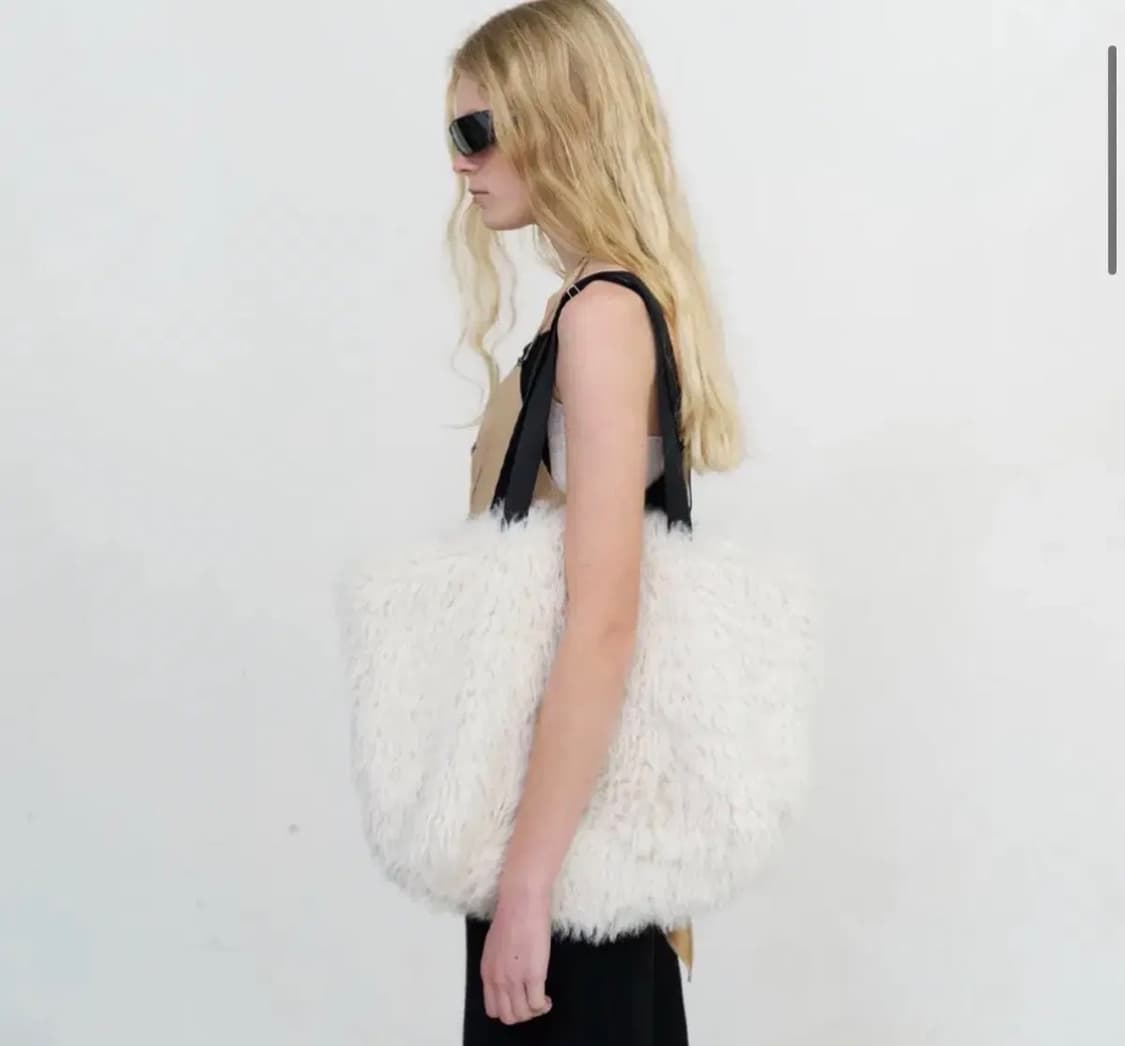 포에토 슬리피 퍼 토트백 화이트 상품이미지1