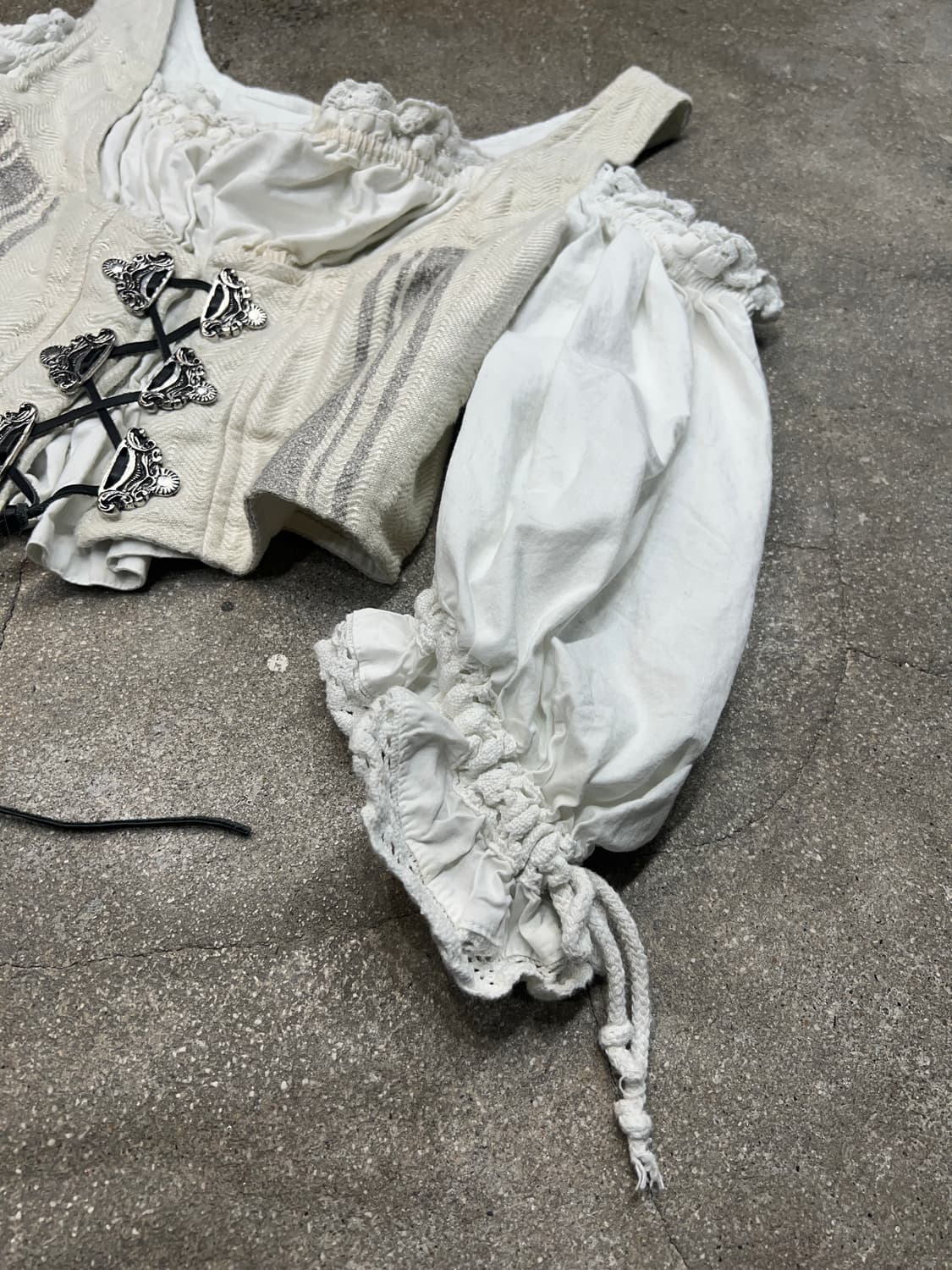 티롤리안 코르셋 오픈숄더 블라우스 상품이미지4