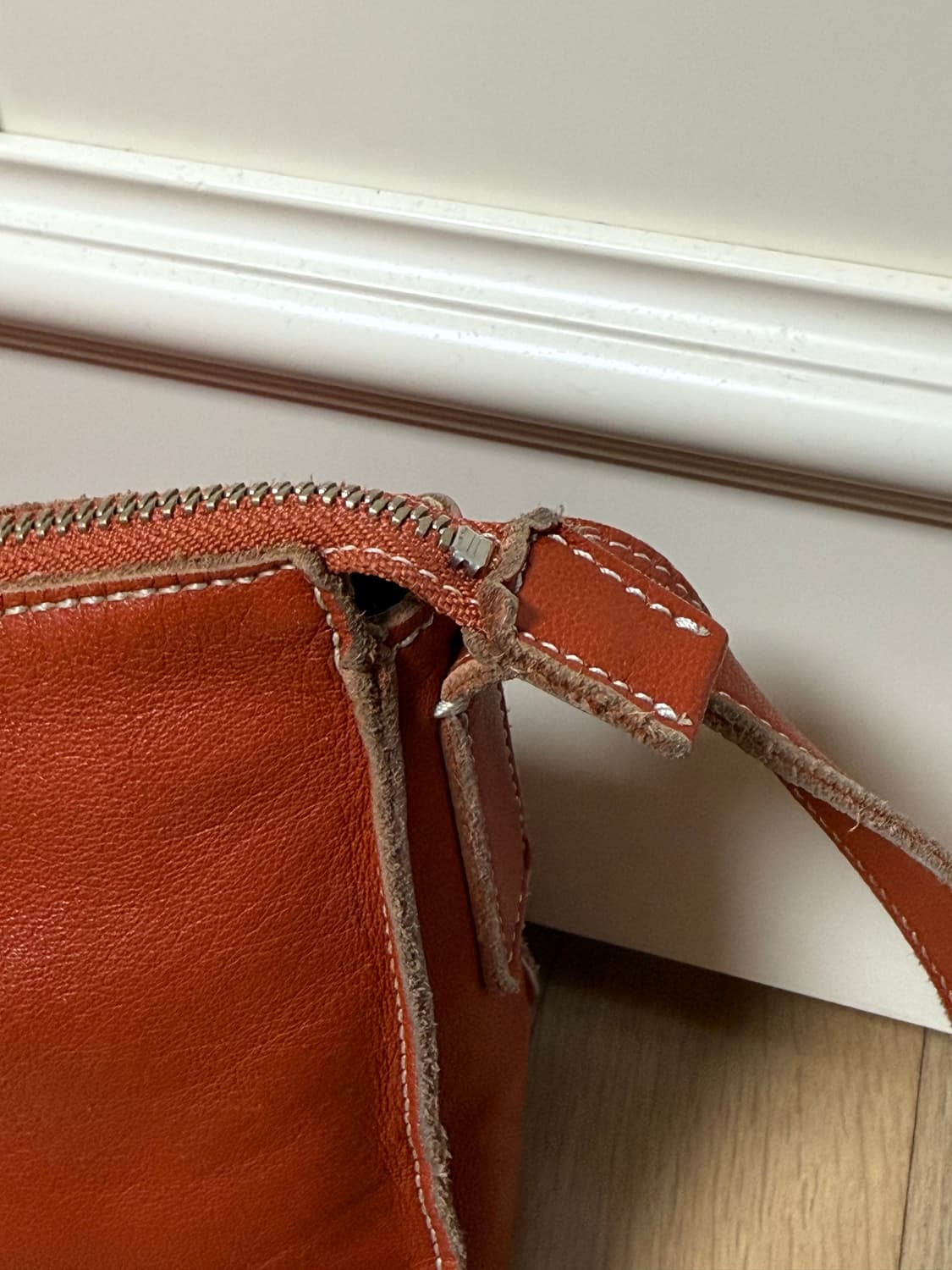 마가렛호웰 아이디어 소가죽 크로스백 상품이미지5