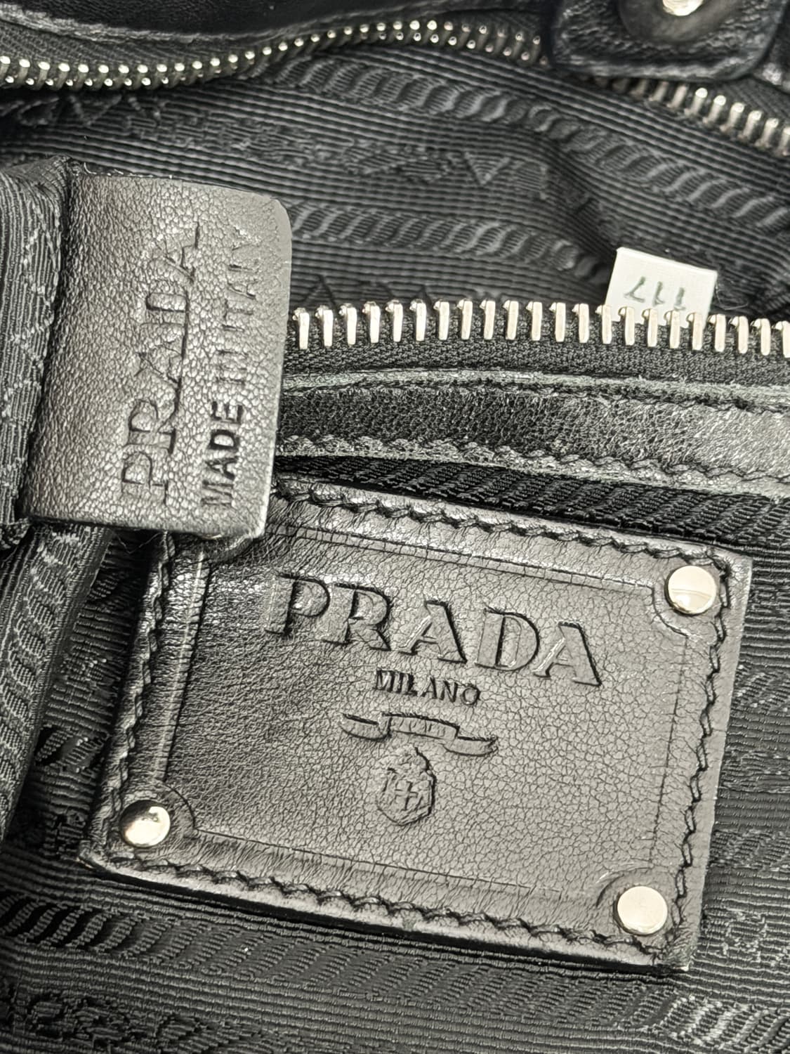 프라다 테수토 나파 레더 스트라이프 체인 쇼퍼백 상품이미지9