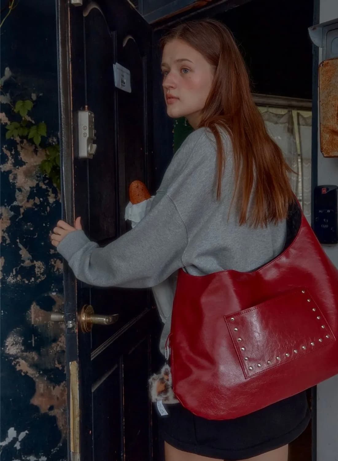 레터리 스터드 버클 리버시블 숄더백 레드 상품이미지2