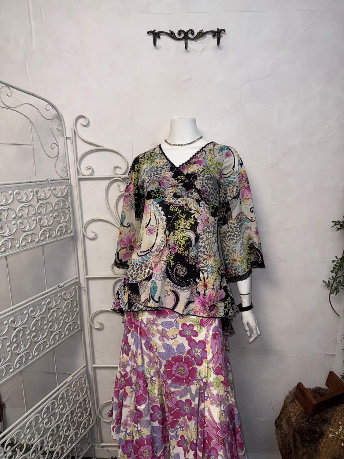 Black pink oriental floral ruffle blouse 상품이미지6