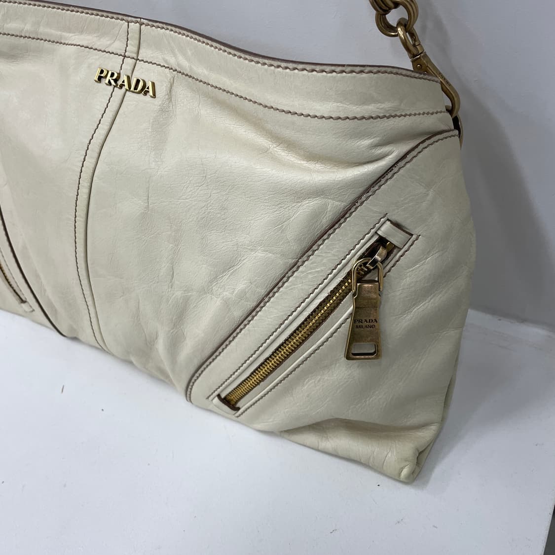 프라다 아이보리 비텔로 레더 시즌 이스트웨스트 체인 숄더백 가방 상품이미지4