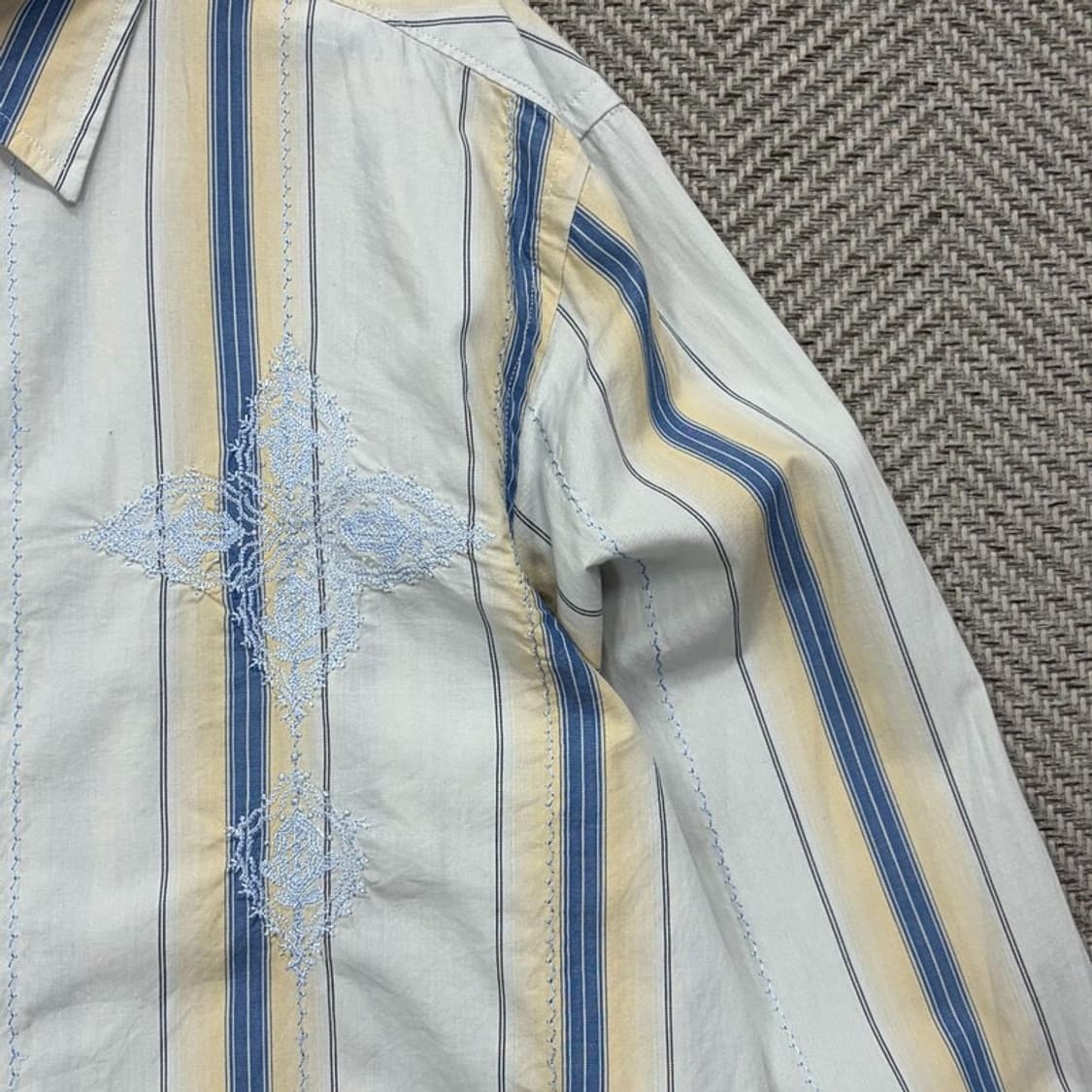 게스 자수 디테일 스트라이프셔츠 v2918 상품이미지5