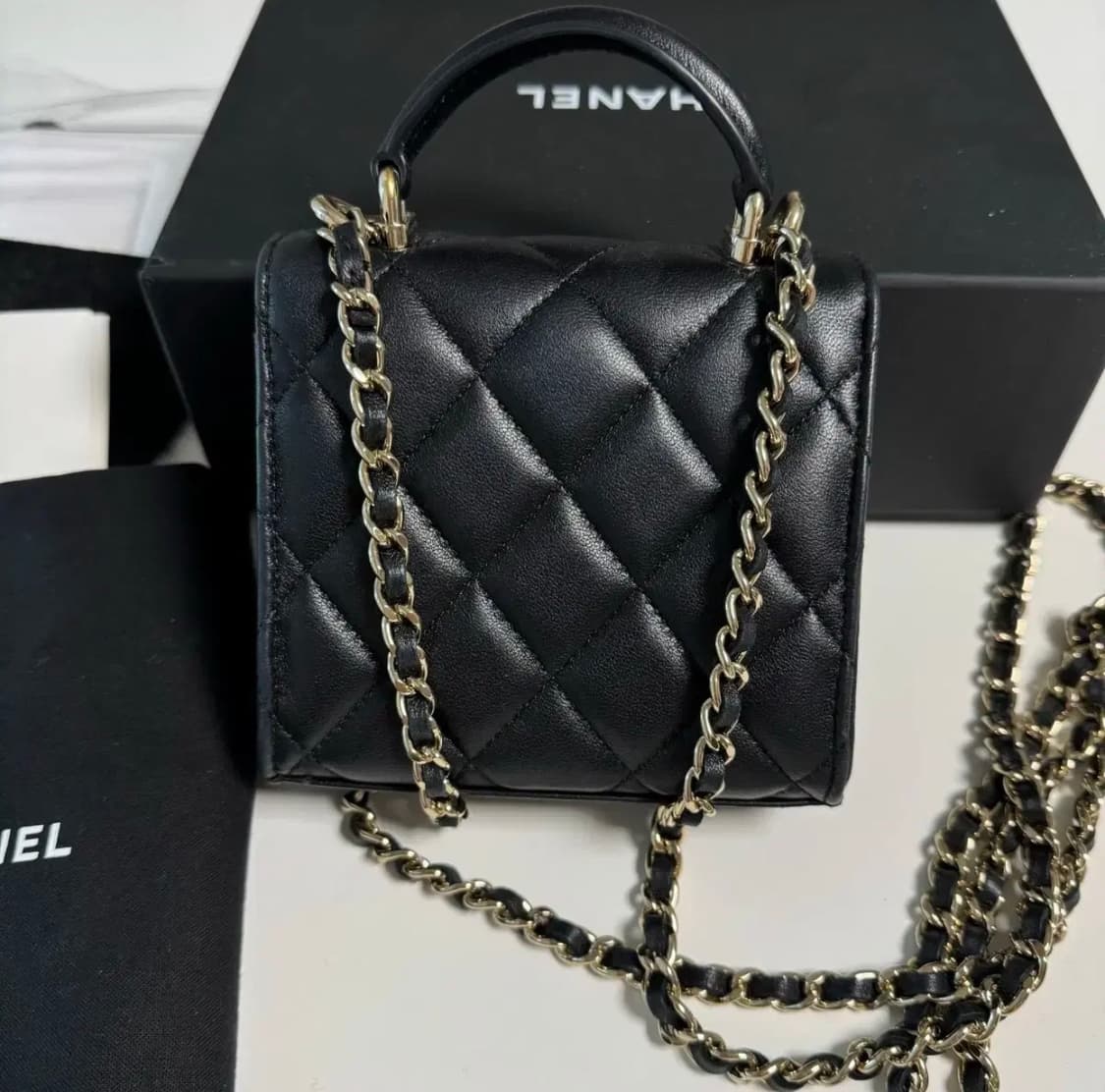 샤넬 블랙 램스킨 미니 플랩백 핸들 체인백 AP2682 상품이미지3