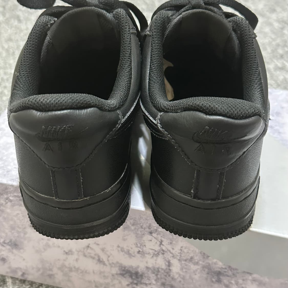 두켤레 가격! 나이키 에어포스 블랙 & 화이트 235 상품이미지6