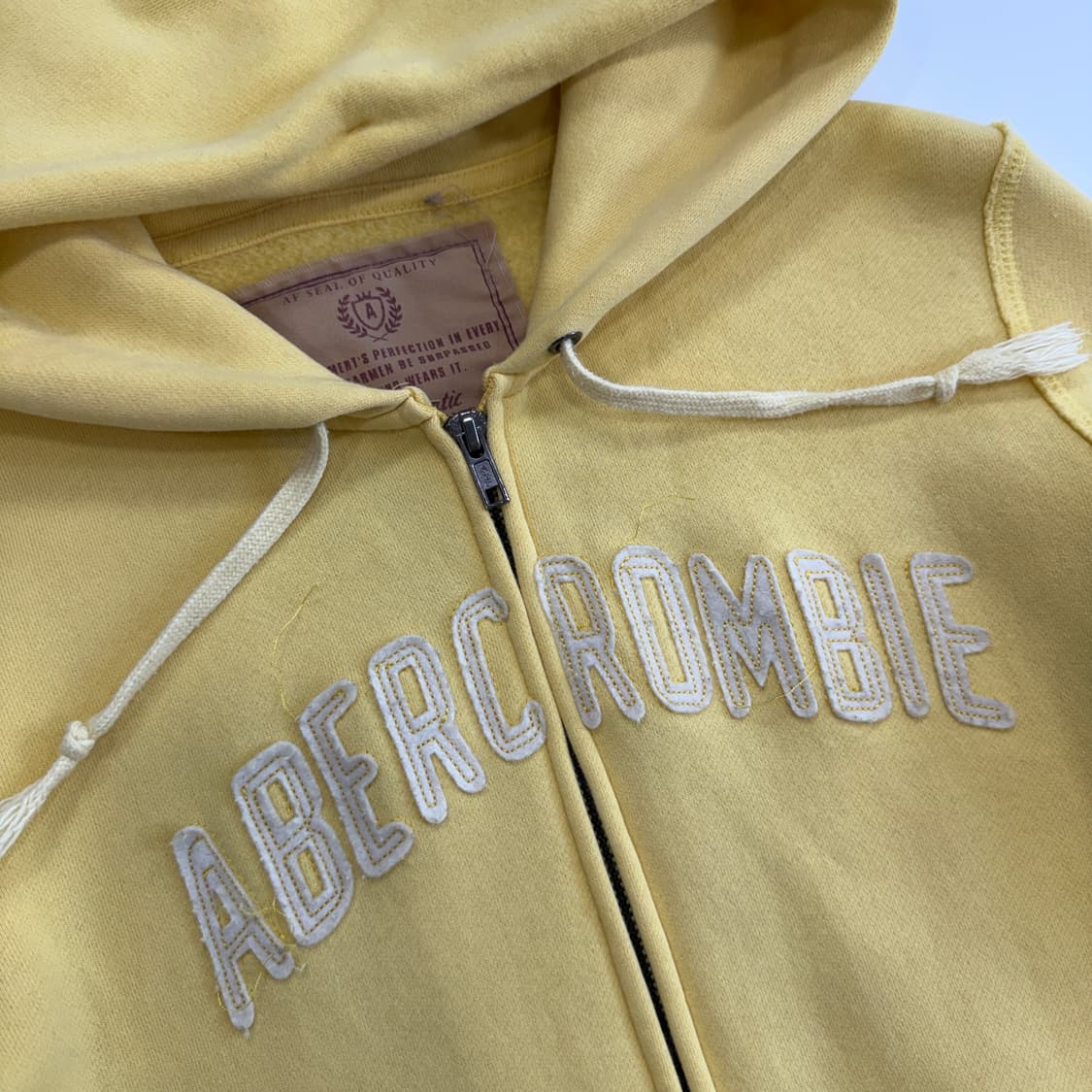 Abercrombie 아베크롬비 크림 옐로우 자수 후드집업 상품이미지4