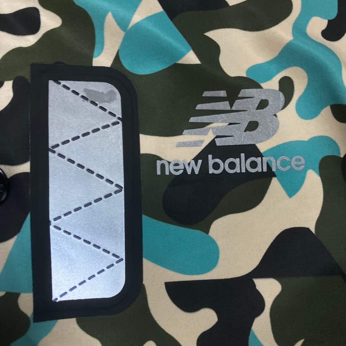 뉴발란스 스몰 로고 카모 패턴 코치 자켓 상품이미지2