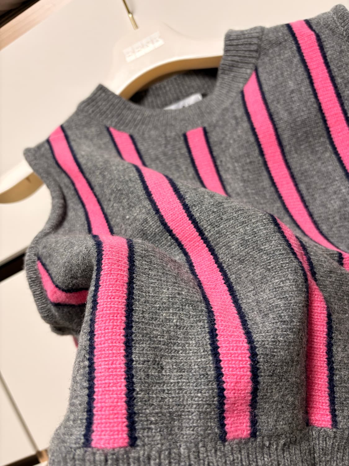 o!oi 컬렉션 그레이 핑크 스트라이프 니트 조끼 상품이미지3