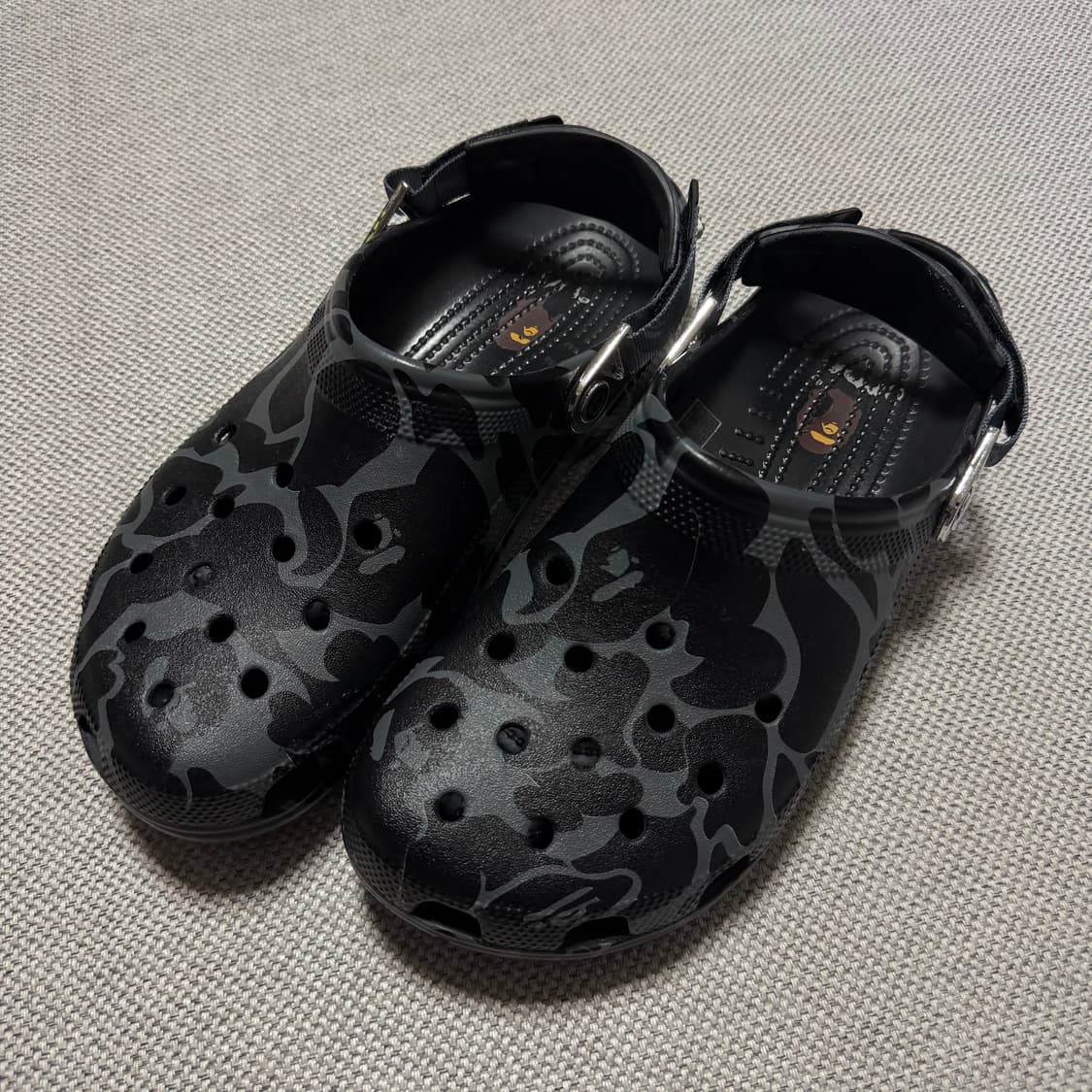 베이프 x 크록스 카모 클로그 블랙 상품이미지1