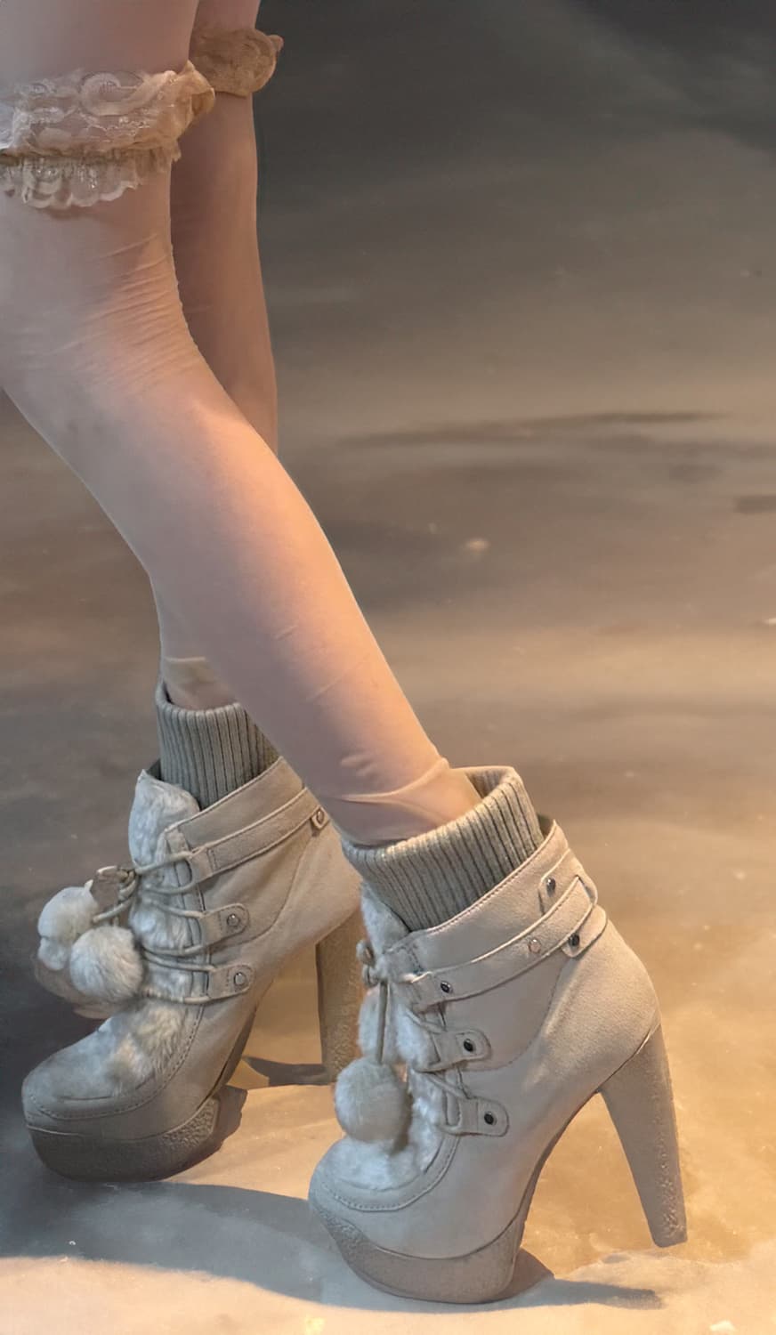 게스 갸루 스타일 아이보리 베이지 퍼 폼폼이 힐 부츠 상품이미지1