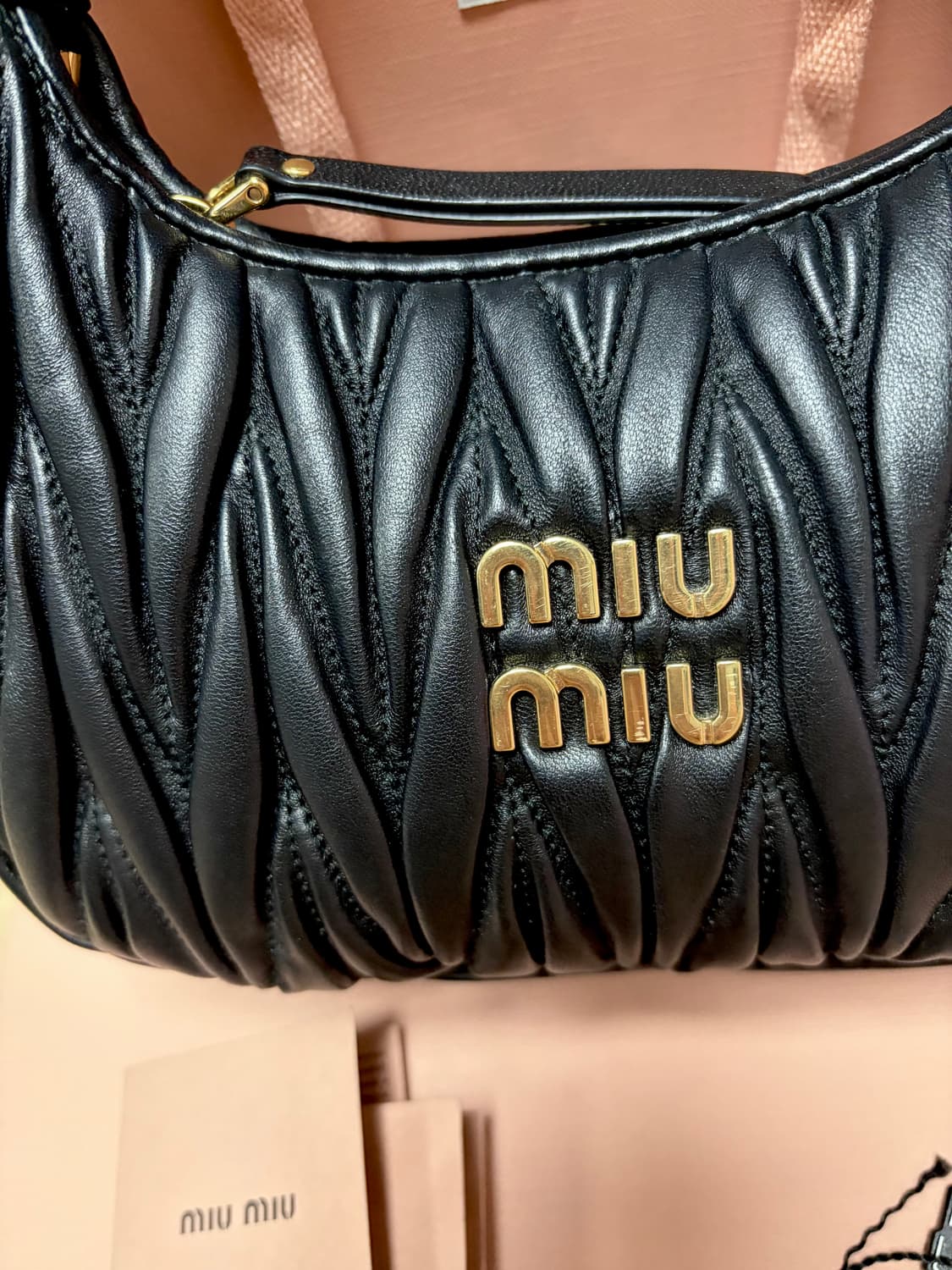 미우미우 완더 마테라쎄 나파 가죽 호보 백 스몰 블랙 상품이미지2