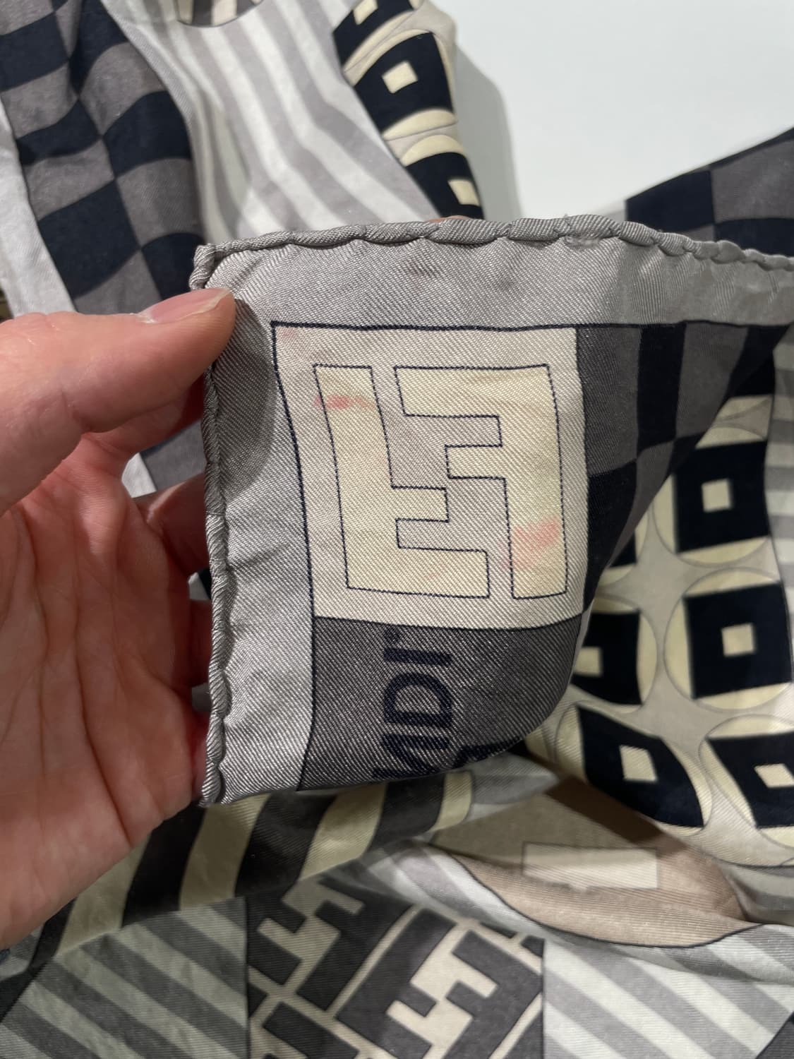 펜디 믹스 로고 멀티플 쉐입 실크 스카프 상품이미지6