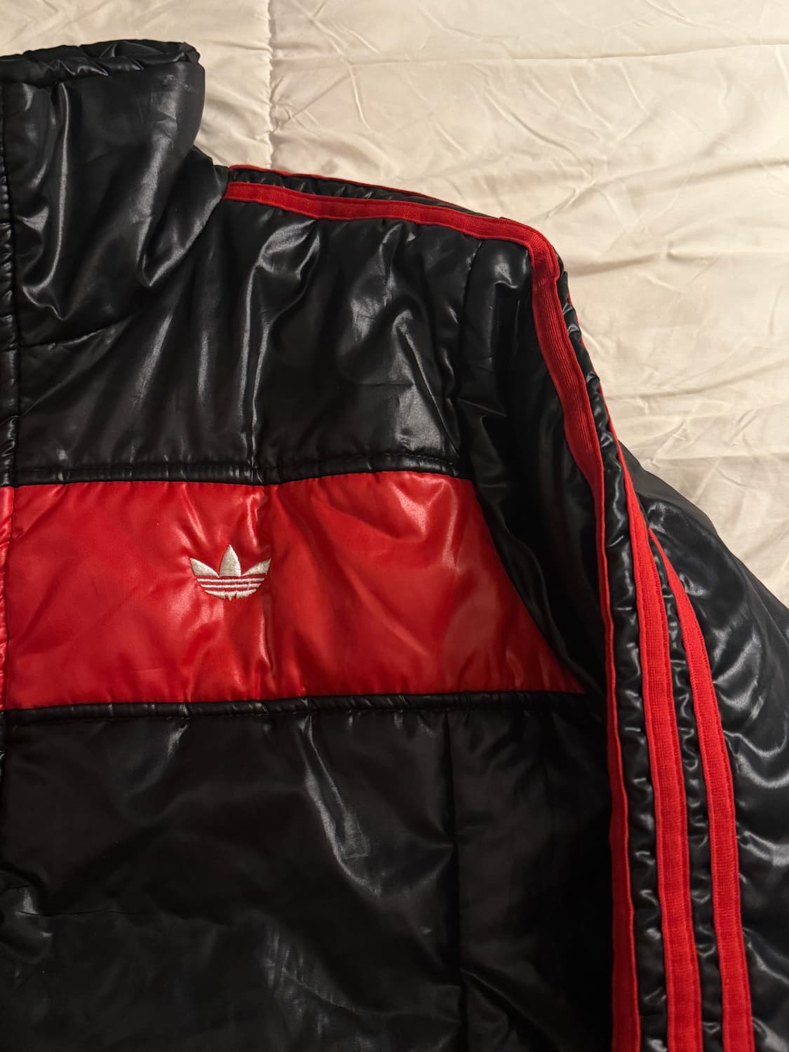 아디다스 빅로고 검빨 유광 패딩 상품이미지3