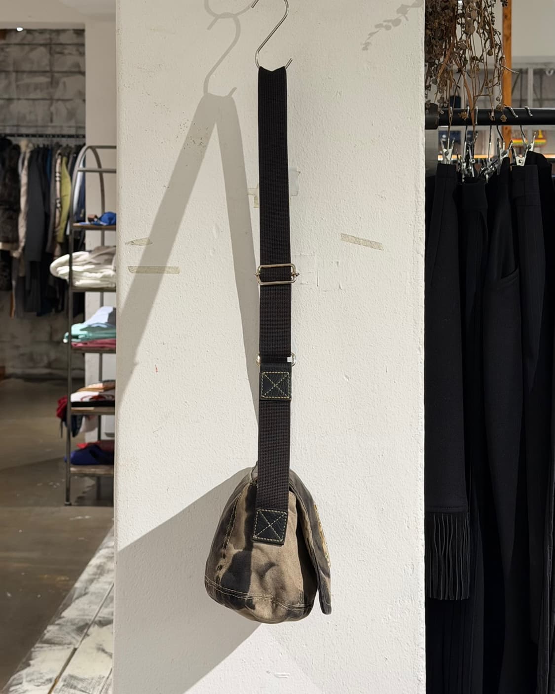 비비안웨스트우드 브라운 에지웨어 로드 코튼 숄더백 상품이미지3