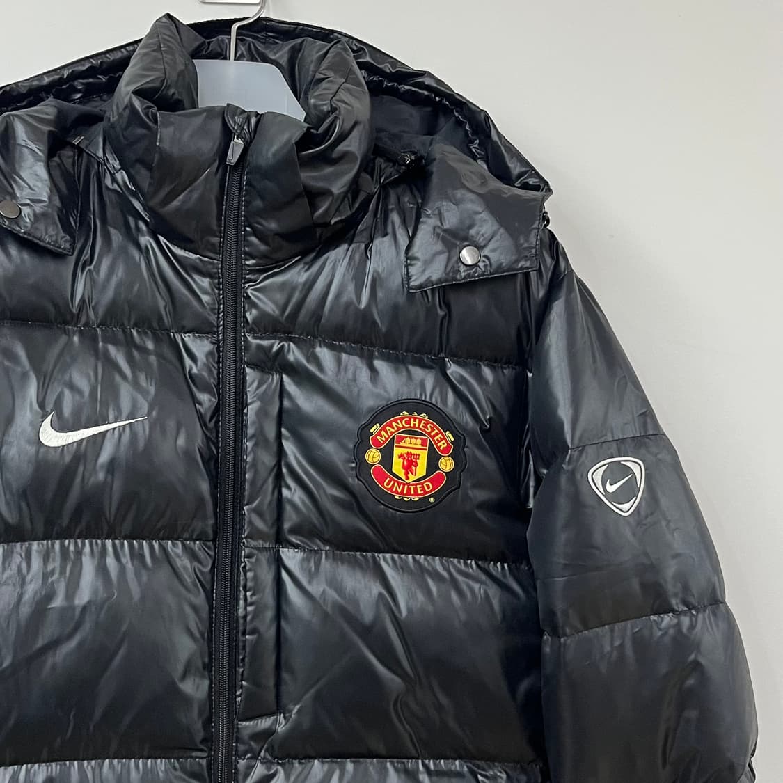나이키 맨체스터 유나이티드 유광 블랙 덕다운 패딩 상품이미지4