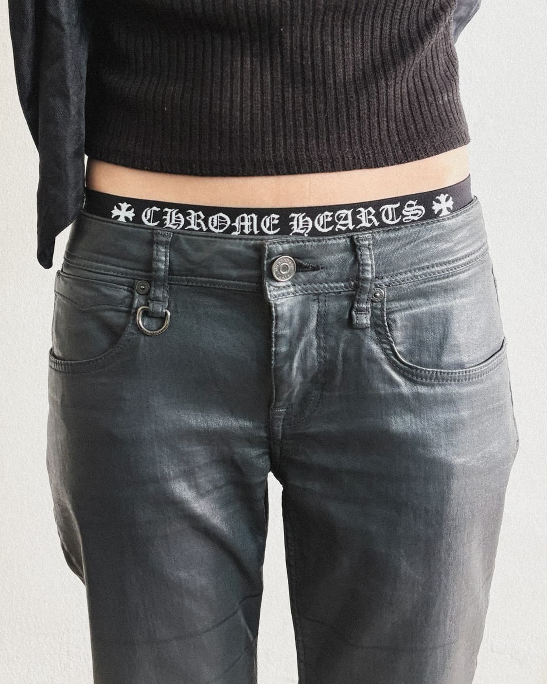 버버리 메탈릭 왁스 코팅 로우라이즈 슬림 스트레이트핏 데님 상품이미지3