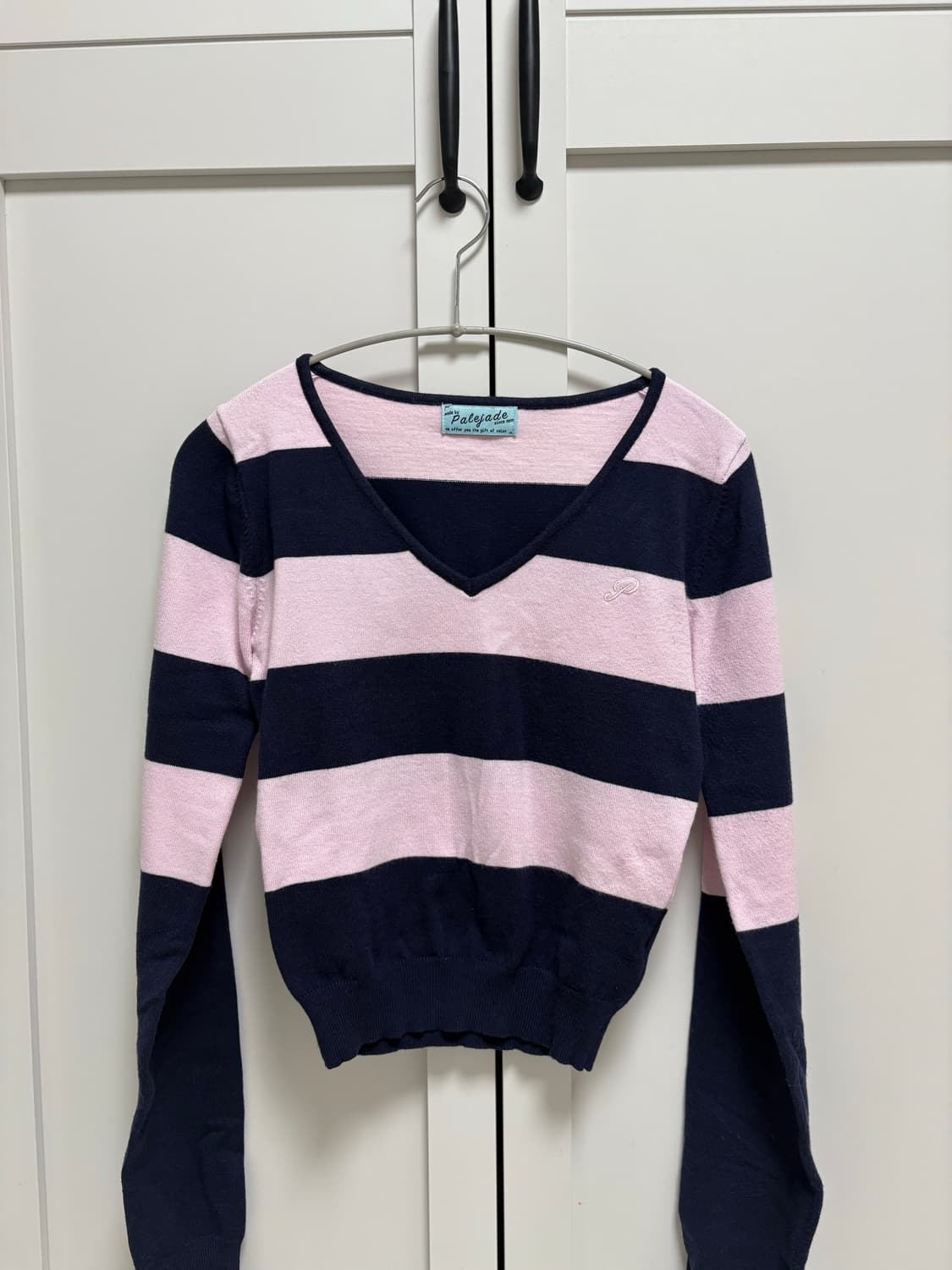 페일제이드 스트라이프 브이넥 니트 핑크네이비 상품이미지2