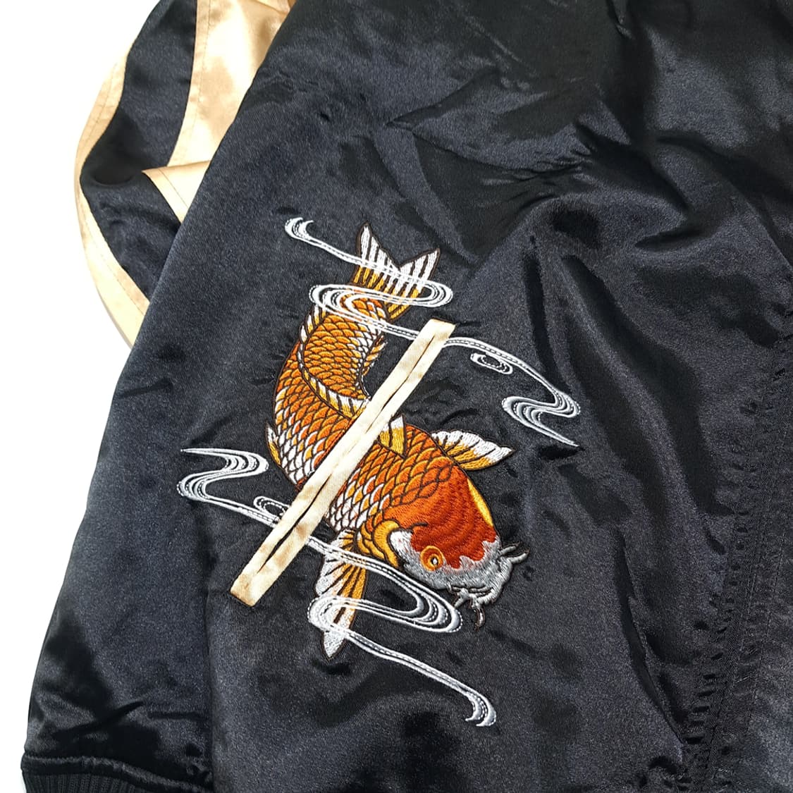 CL556 XL [새상품] 로그 새틴 골드 블랙 잉어 스카잔 자켓 상품이미지3