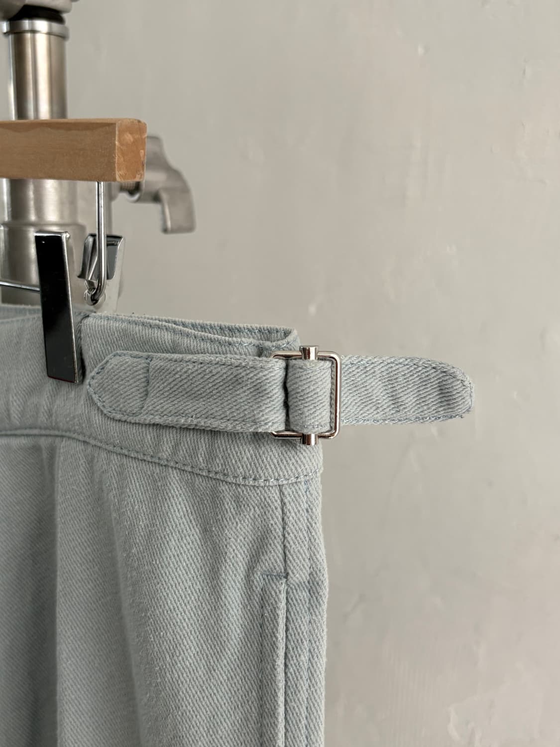 Bode 보디 스카이 블루 컬러 버튼 플라이 사이드 스트랩 팬츠  상품이미지4