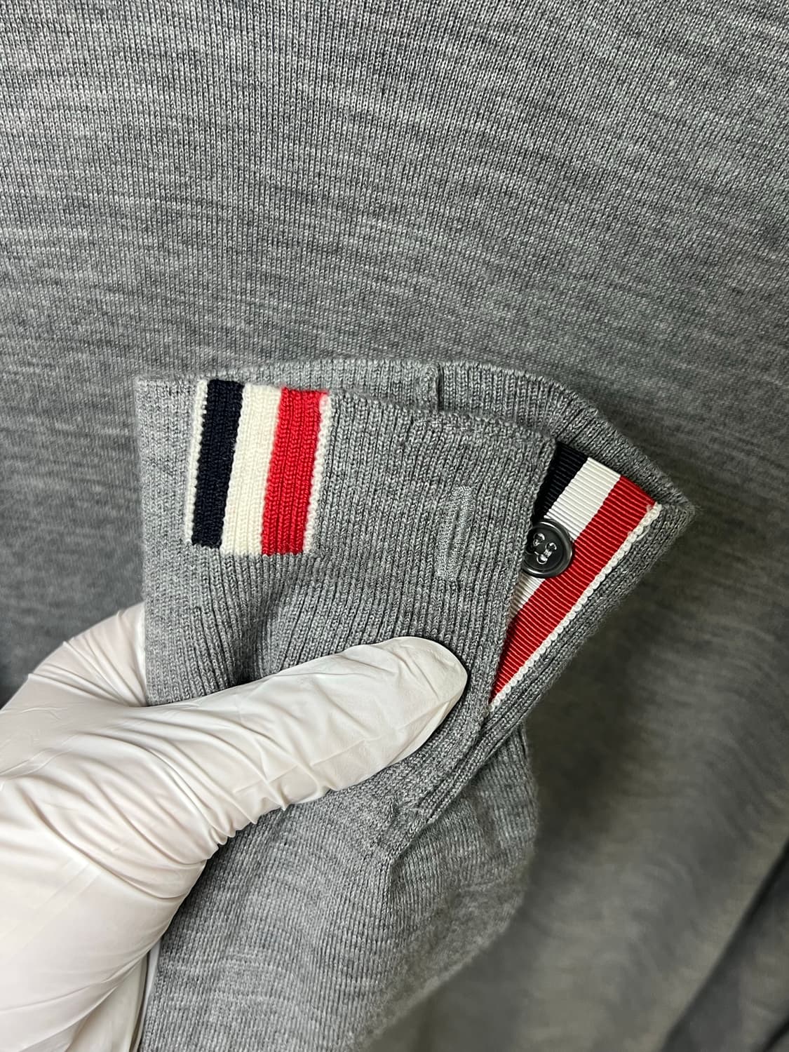 [정품] 신형 / 톰브라운 넥삼선 포인트 울 니트 그레이 3size 상품이미지2