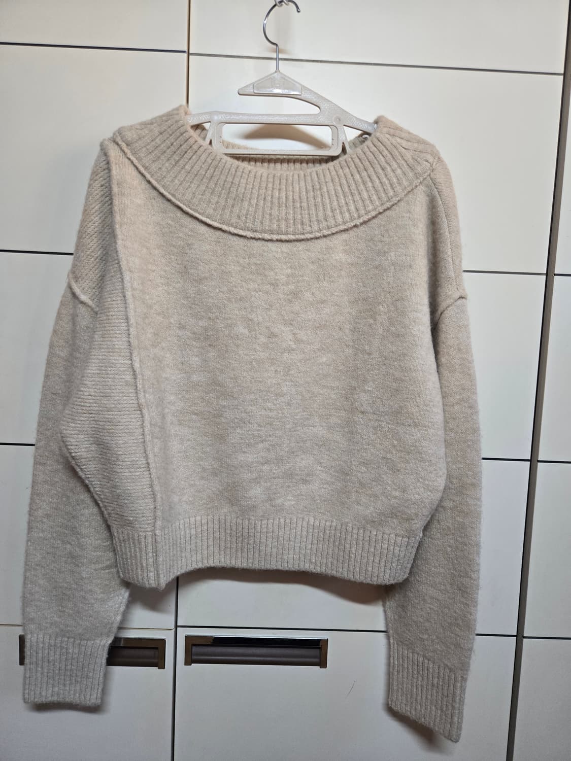 마뗑킴 오프숄더 베이지 니트 상품이미지2