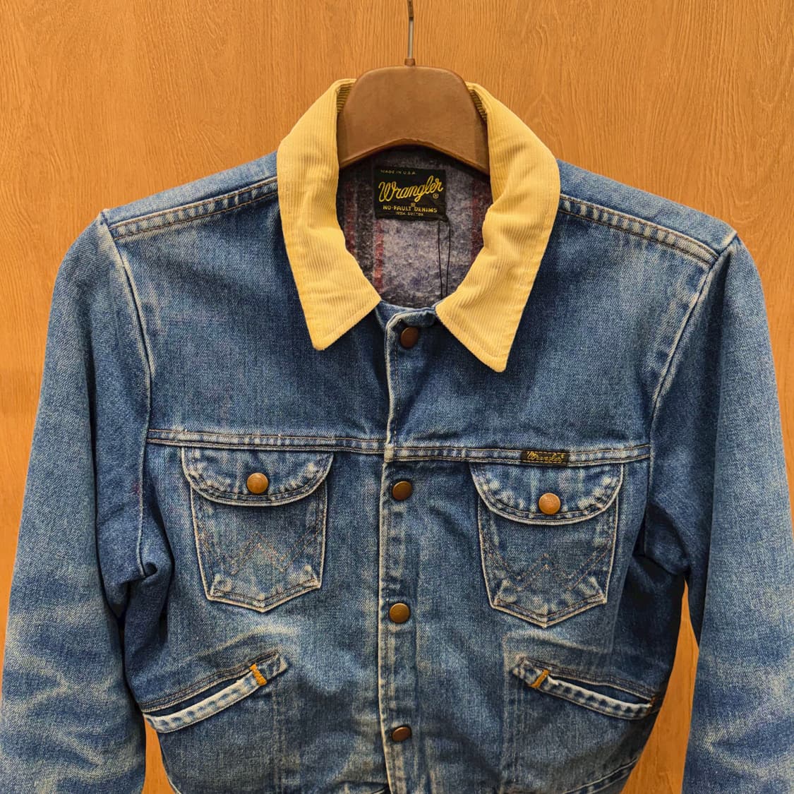 랭글러 데님 자켓 베이지 카라 배색 로고 탭 디테일 레귤러핏 블루 상품이미지4