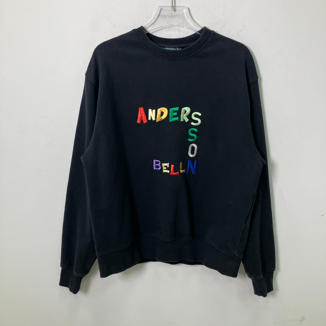 앤더슨벨 블랙 자수 로고 스웨트셔츠 S 상품이미지1