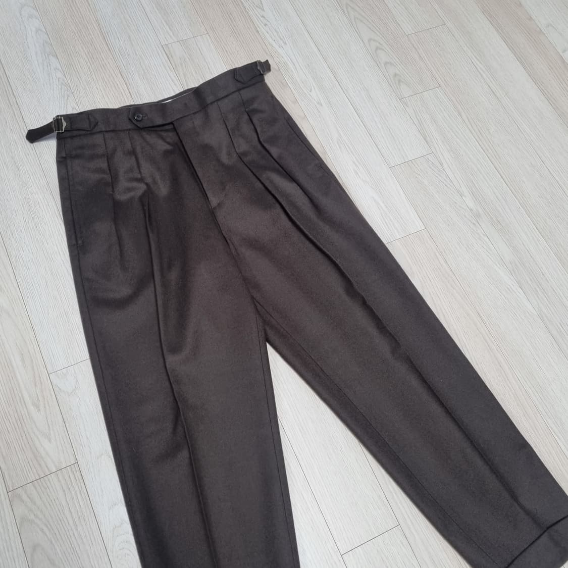 퍼렌 2플리츠 크롭 트라우저 울 슬랙스 팬츠 투턱 다크 브라운 상품이미지4