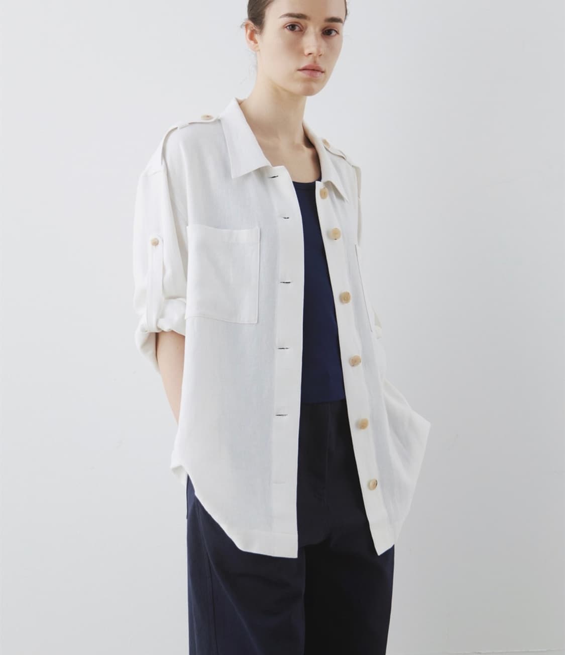 문달 셔츠 Epaulet Shirt in White 상품이미지2
